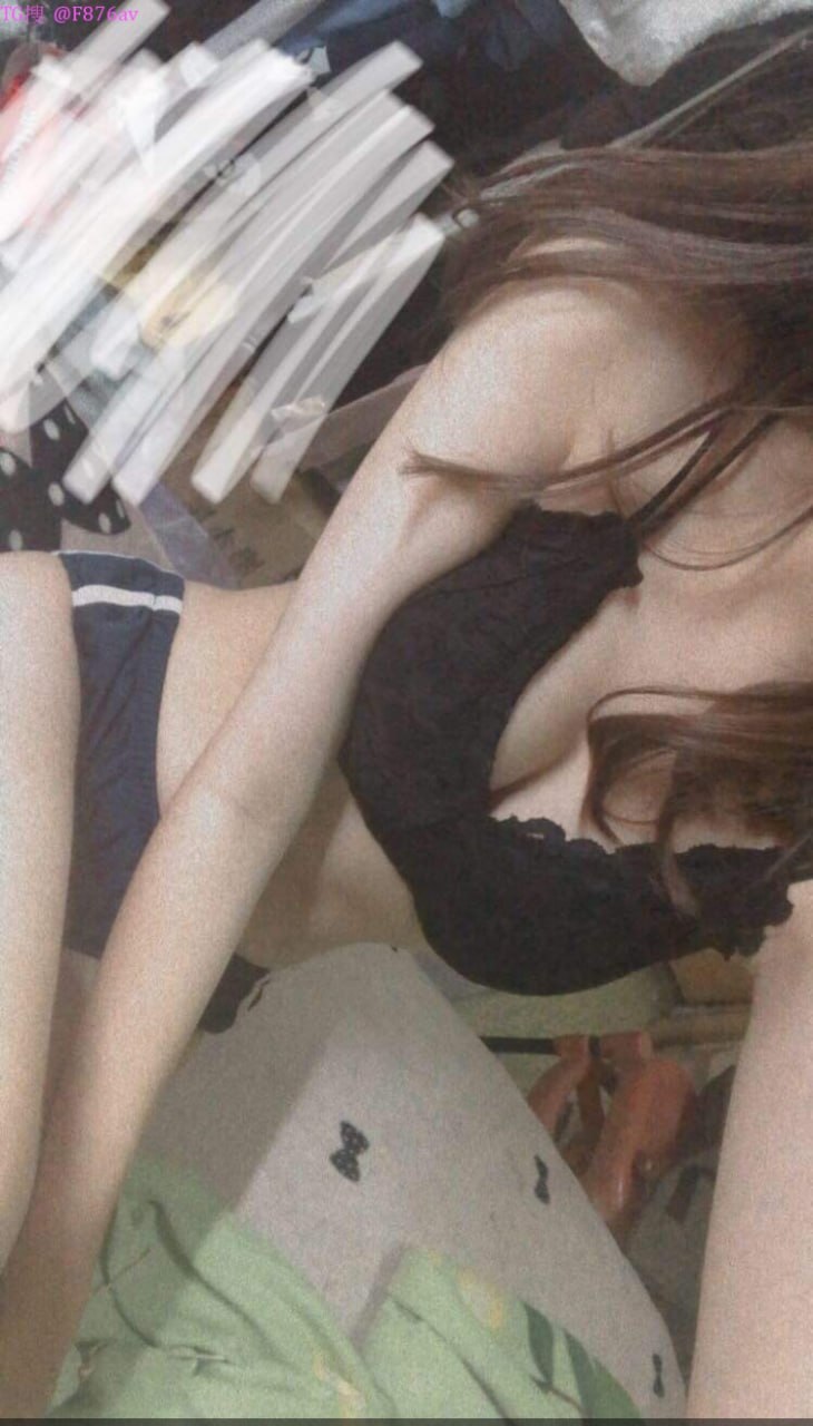 Cô gái trà sữa và một vài người bạn đã đi đến bãi biển để tổ chức tiệc nướng. Họ uống hơi quá chén và đi đến một khách sạn để quan hệ tình dục nhiều lần. Người ta nói rằng có một cô gái trinh nữ nhút nhát.