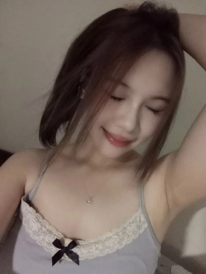 Anh xã lạnh nhạt, người vợ yếu lòng với bố chồng